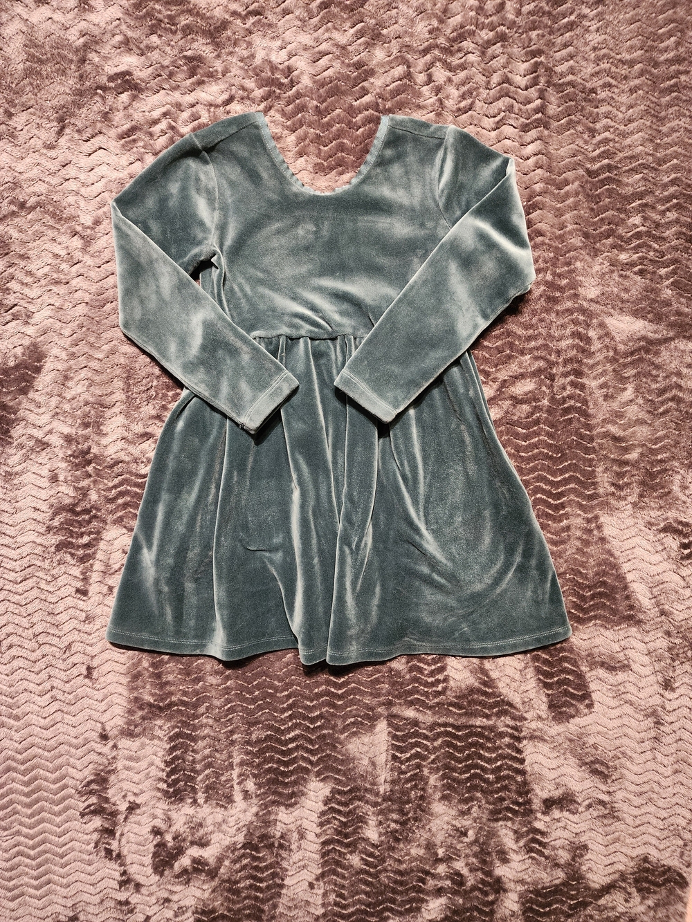 Hanna Andersson Velvet Long-Sleeve Dress in Sage Green